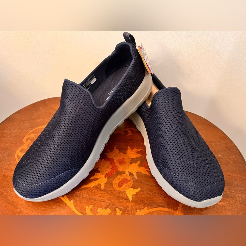 NWT Skechers Navy Slip-On Mens 12.5 Wide Fit Super Comfy GOGA Max Walking Vacay